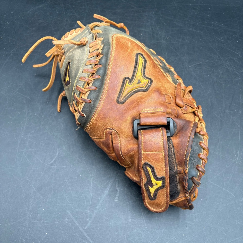 Mizuno GXS 30F2 Classic Series 34.5 Inch Softball Catchers Mitt Right Hand Throw